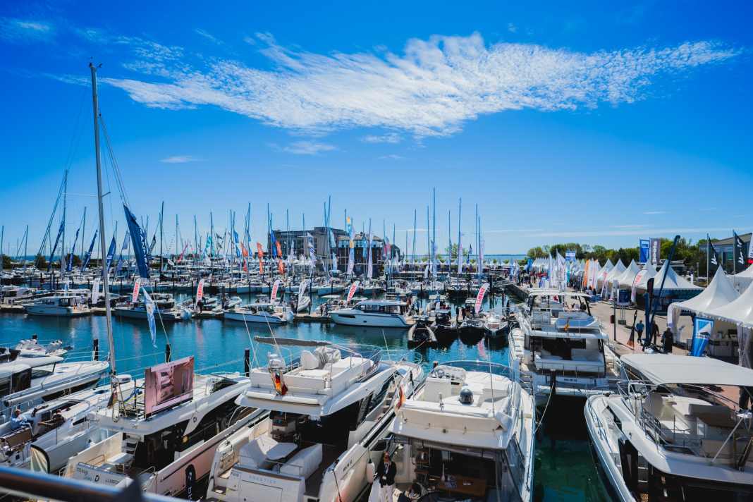 Das Messegelände des Ancora Yachtfestivals in Neustadt. In der ancora Marina liegen Yachten an den Stegen vor den Ausstellerzelten am Kai.