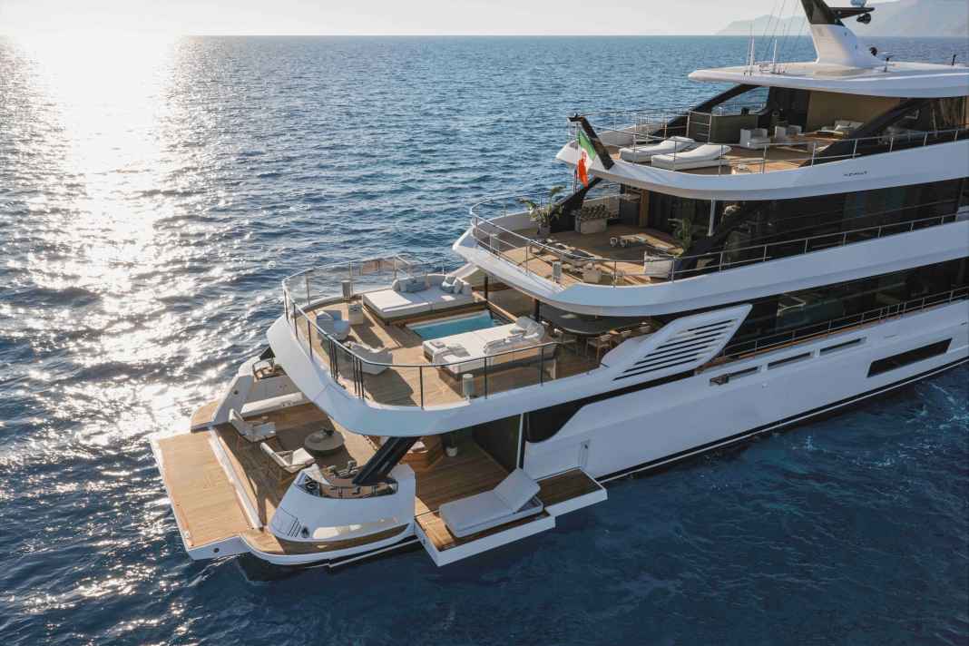 At the stern of the Grande 44M is the mezzanine deck, which features the so-called Sea View Terrace.