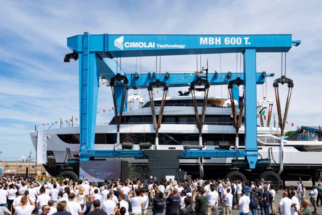 Die erste Azimut Grande 44M wurde in Viareggio ihrem Element übergeben.