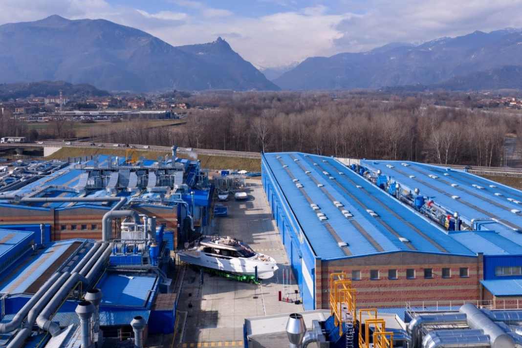 Eine Superyacht lässt sich auch in den Bergen bauen. Die Seadeck 9 von Azimut ist der Beweis.