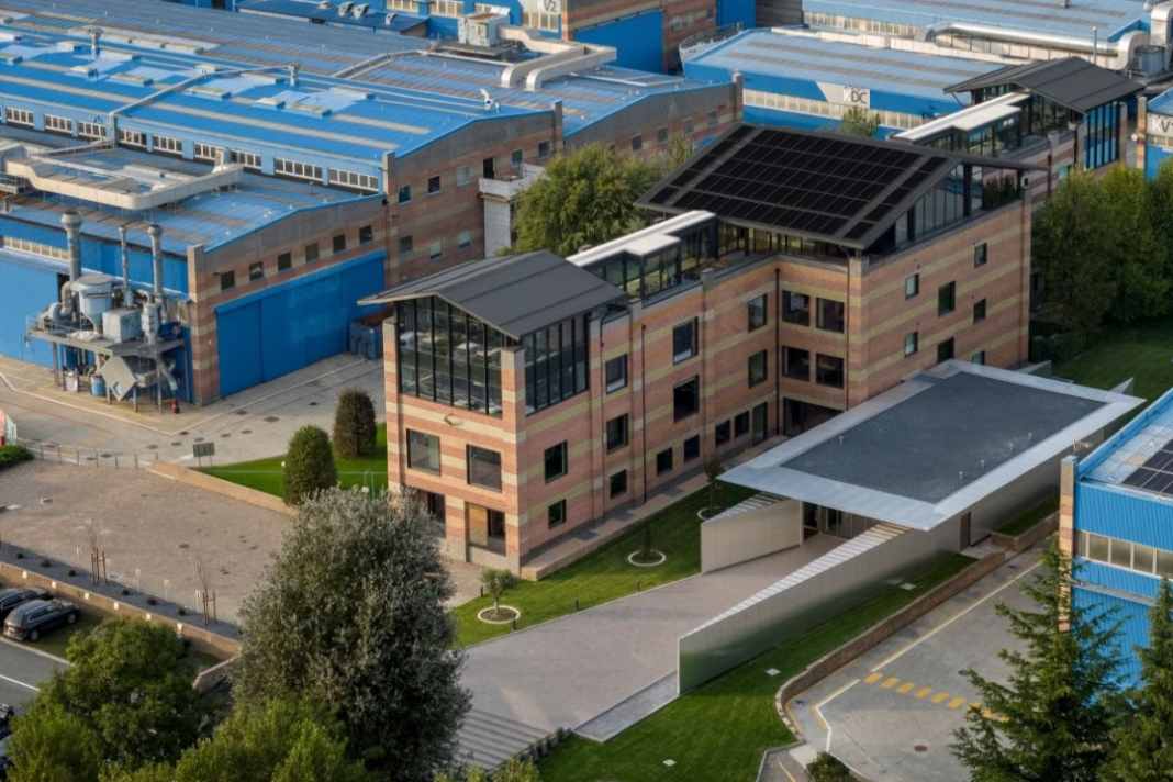 A view of the headquarters plus shipyard.