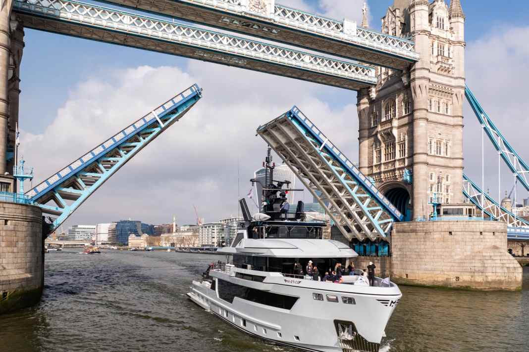 Der 44 Meter lange CDM-Explorer MAVERICK während eines Stopps in London.