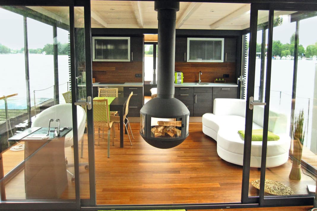 Inside many houseboats, large windows, lavish furnishings and clever detail solutions ensure a high level of living comfort