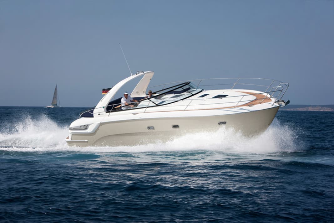 Bavarias Sport 38 in the limited High-Line version.