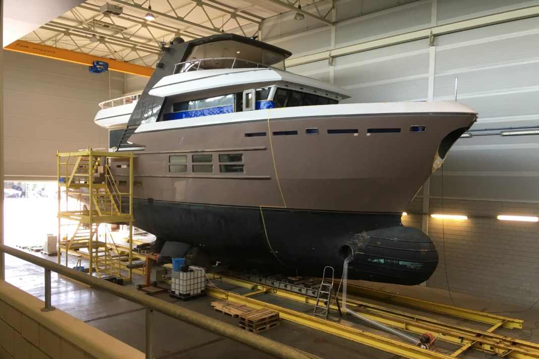 So sah "Ursus" vorher aus, eine solide 24-Meter-Yacht. Die Schnittlinien sind schon markiert.
