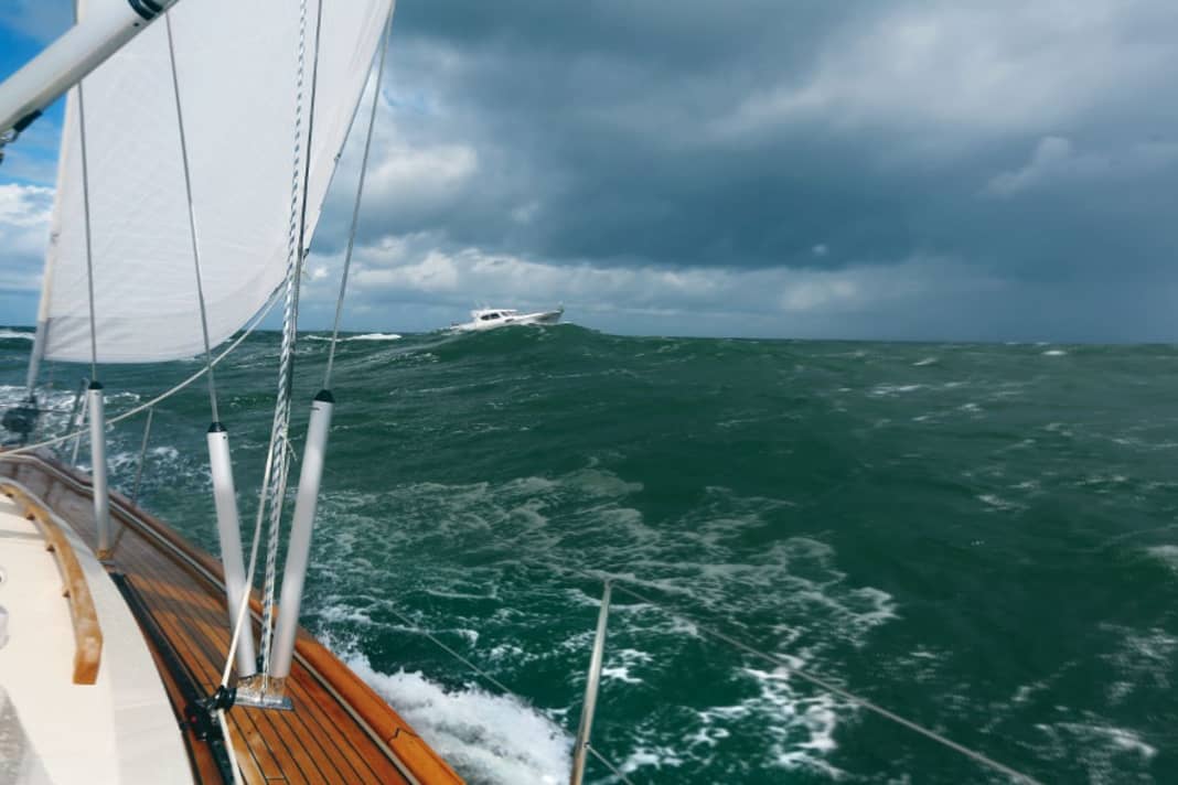 Test for boats and crews: Sailing and motor yacht at eight Beaufort in heavy seas