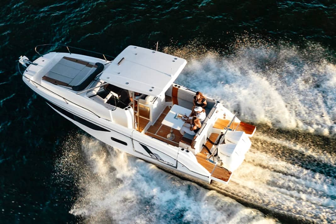 1st Beneteau Flyer 9 Sundeck (F): 9.10 m long, 2.99 m wide, displacement 3350 kg (o. M.). With 2x 200 hp outboard: 140 772 €