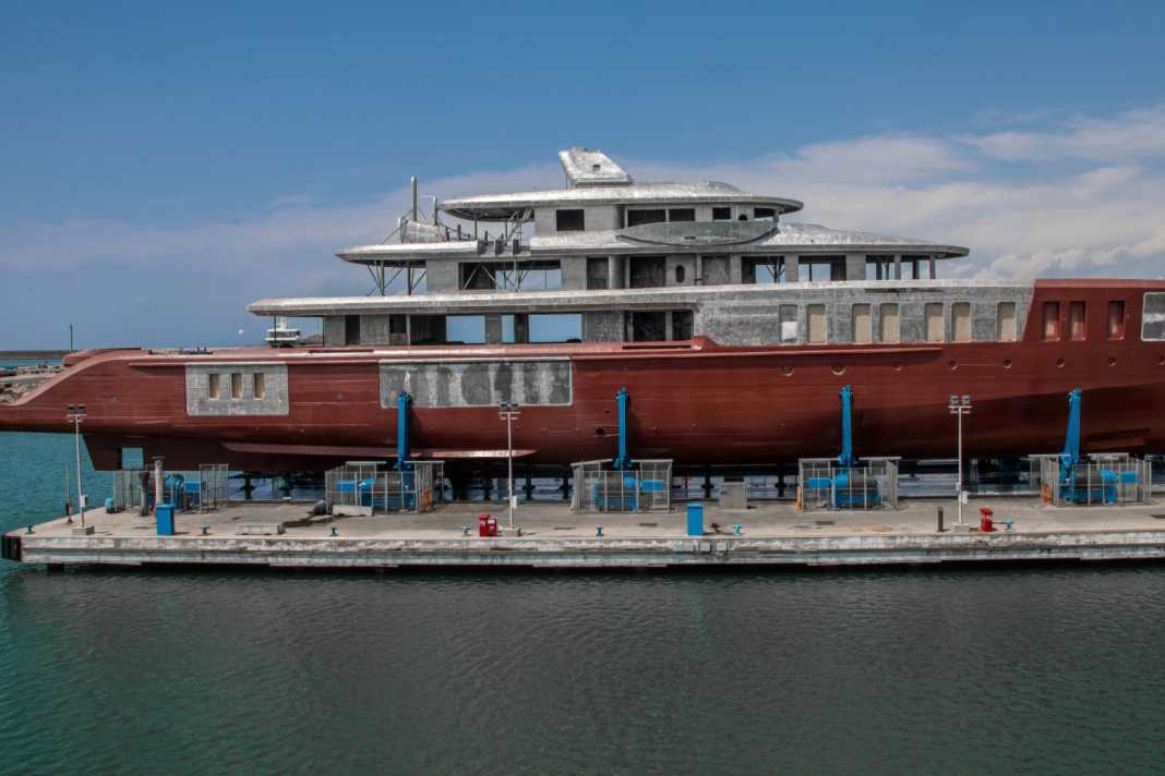 Ankunft: Der Stahlgigant erreicht den Benetti Standort Livorno.