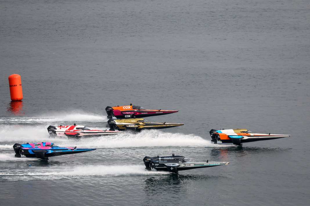 Mashael Al Obaidan (SAU) und John Peeters (USA) vom Team Blue Rising führen das Feld beim Start des GP der E1 Series in Luanda an.
