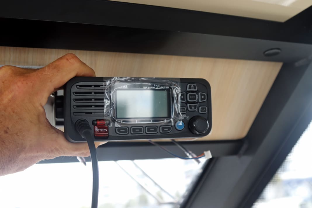 The installation location must be chosen so that the radio is easy to reach and does not obstruct the skipper's field of vision. You should also keep one metre away from the compass. We therefore decided in favour of a suspended mounting