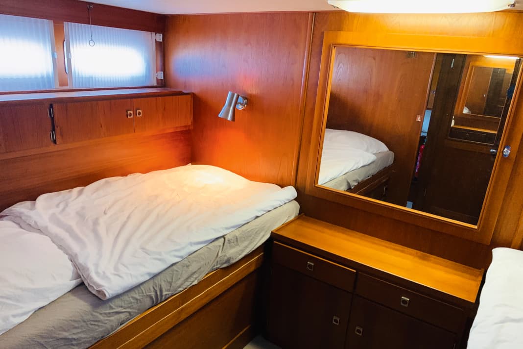 The original bed on the starboard side is located on the tank and is only 90 cm wide. Built-in cupboards and doors prevent an extension to the side of the boat
