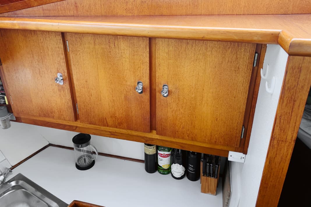 Schritt 1 - Vorher: Die massiven Teakholztüren in der Pantry waren in die Jahre gekommen, sodass eine Sanierung entweder mit Öl, Lack oder eben Folie anstand