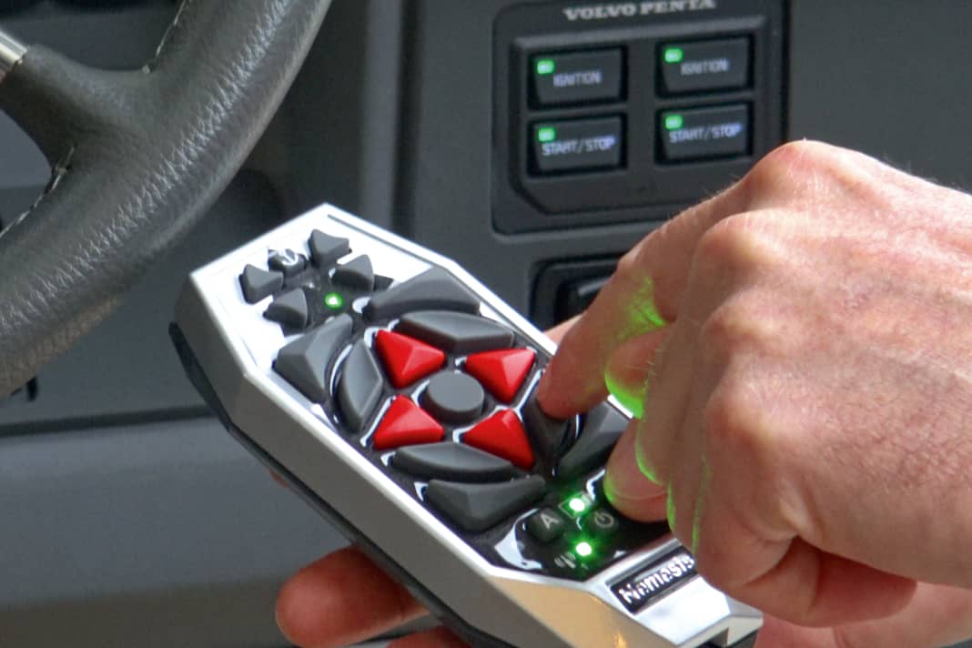 Die intuitive Fernbedienung lässt sich mit einer Hand bedienen, und so bleibt die andere frei, um Leinen zu belegen. Im Automatikmodus steuert sie die Maschinen und Seitenstrahlruder gleichzeitig und garantiert elegante Hafenmanöver