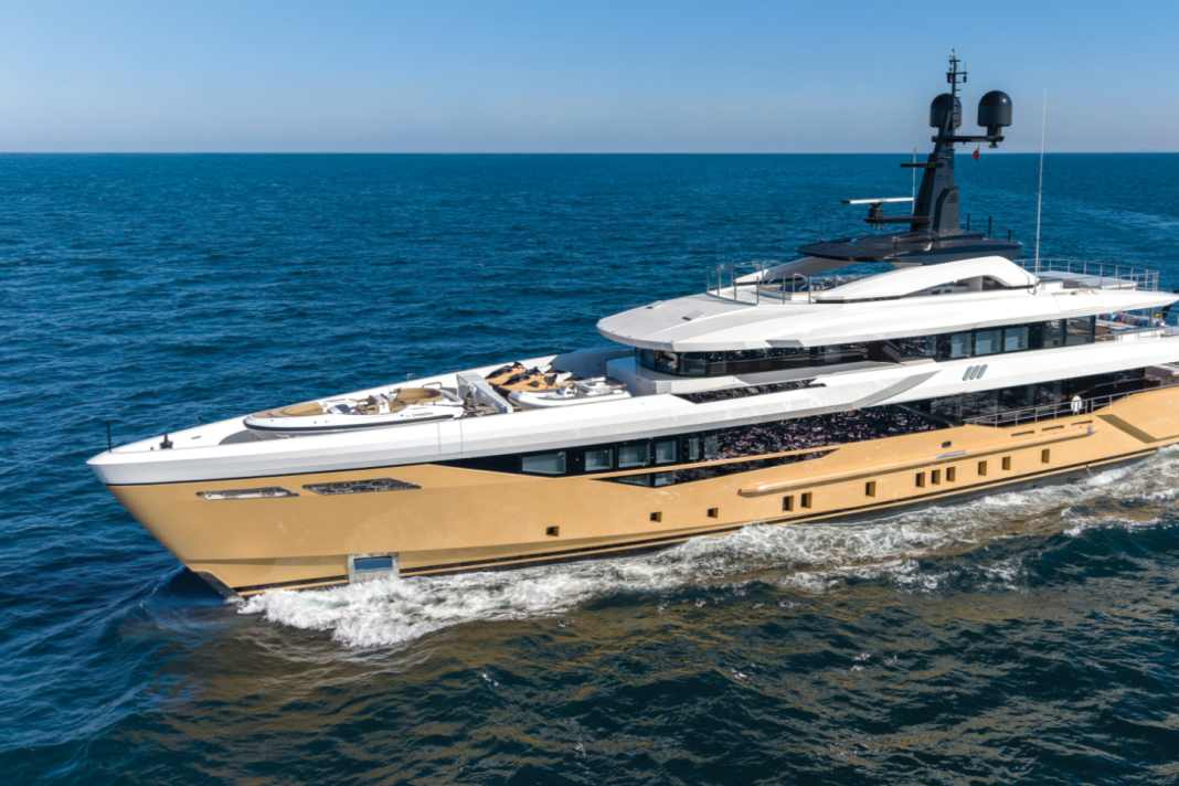 Optics: Studio Unique Yacht Design drew the lines of the 52 metres. The hull colour is a novelty for the shipyard.