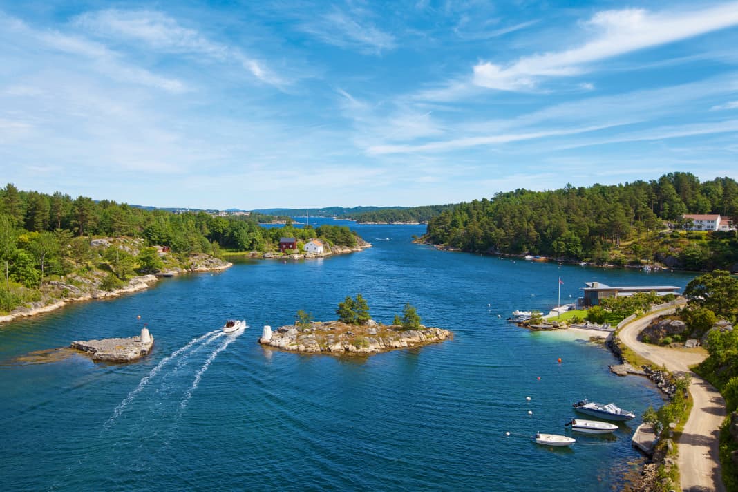 The most beautiful part of Blindleia: view from the bridge between the mainland (left) and the island of Justøya in an easterly direction towards Krossvigsund