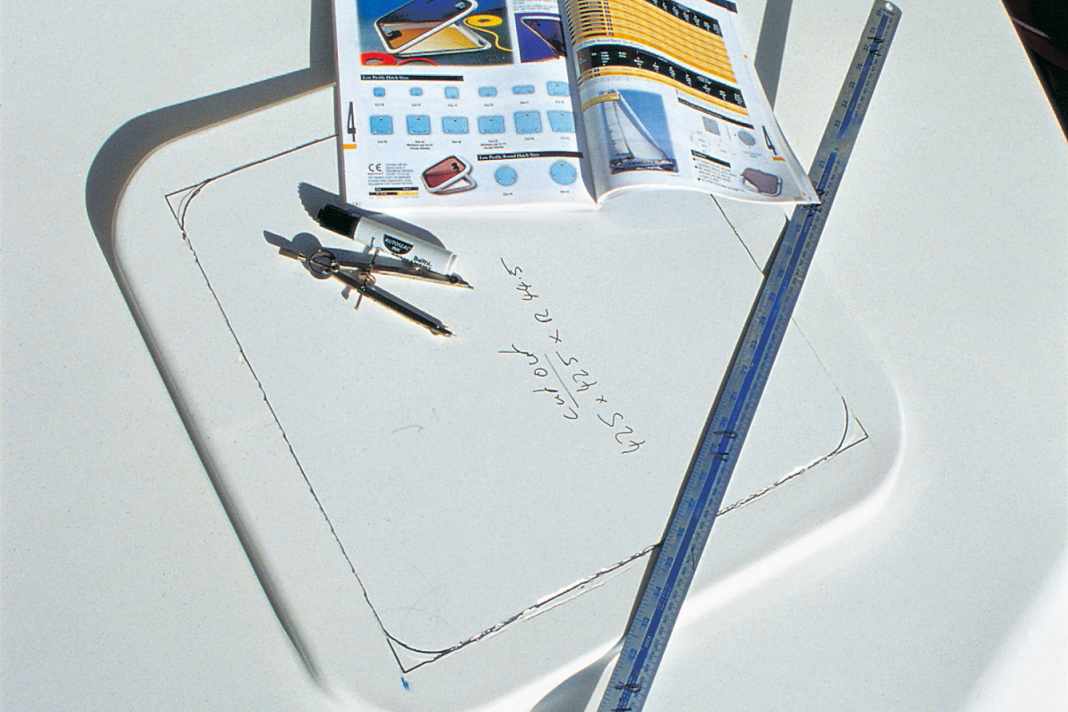1. mounting location: Firstly, transfer the installation dimensions from the supplied mounting template to the roof using a pencil or felt-tip pen. If a cover is to be used, the opening must be marked about 3 mm larger