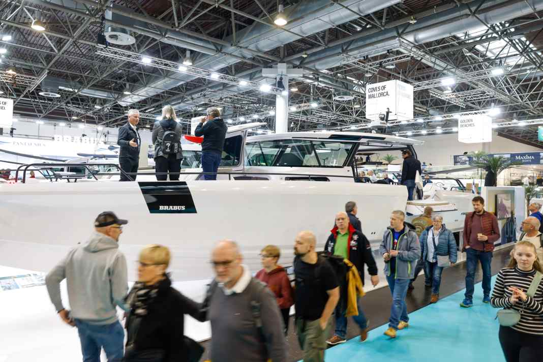 Ausstellungsyacht auf der Messe boot Düsseldorf. Hier wird nicht nur besichtigt, sondern auch gekauft.