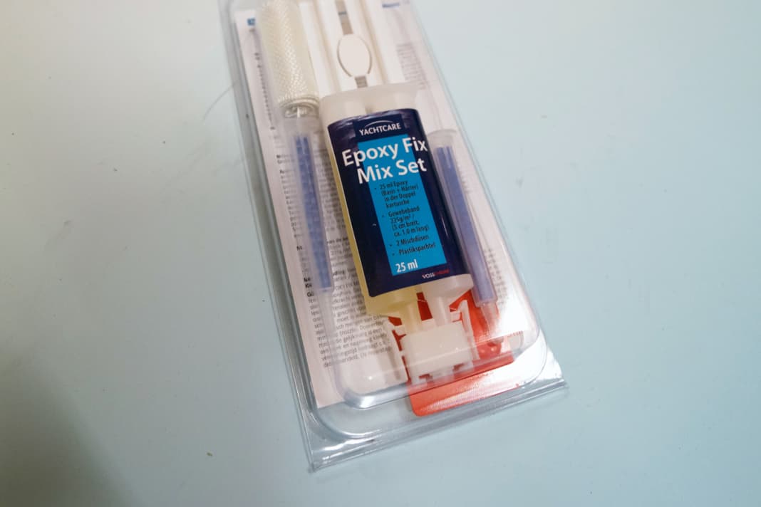 YACHTCARE Epoxy Fix Mix Set: When pressure is applied to the piston rod, the components come out of the double syringe evenly and are mixed in a special nozzle. According to Yachtcare, the product ensures good connections with high tensile and impact strength. Price approx. 15 €, BAUHAUS