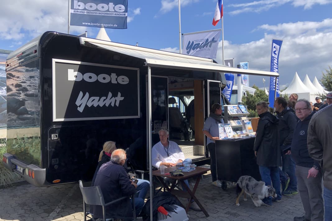 Delius Klasing, boote und Yacht zeigen Flagge: Beim gelungenen Comeback des Hamburg ancora Yachtfestivals im Mai 2022 waren wir mit unserem Show-Mobil vor Ort. Vom 12. bis 14. Mai 2023 beziehen wir eine Pagode im Bereich B3 der Hafenpromenade