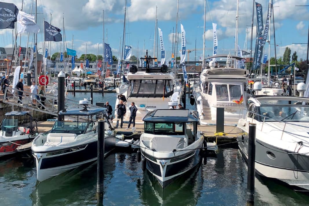 Boote größtenteils in ihrem natürlichen Element zu zeigen, ...