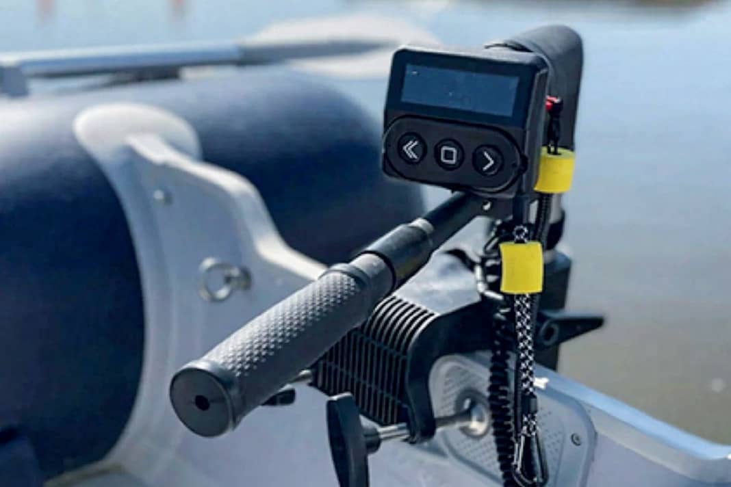 Ein praktischer Antrieb für kleine Boote zur Montage am Spiegel: Der Kicker ist extrem kompakt und leicht. Der Lithium-Akku ist integriert