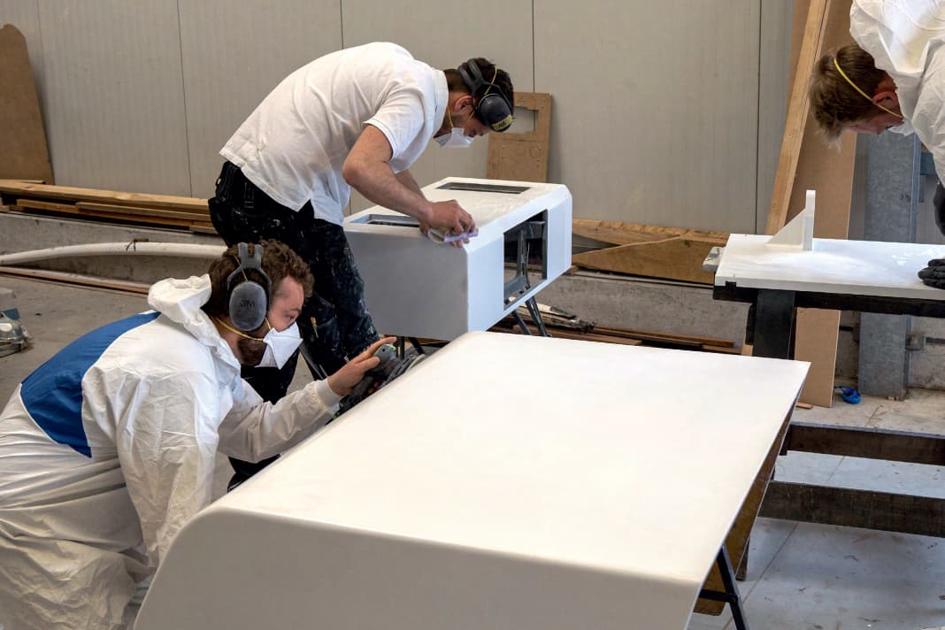 Everyone has to pitch in: the preparations for painting require teamwork