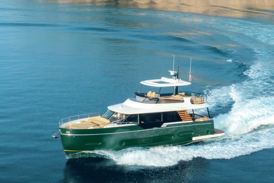 Die schnelle Cruisinggeschwindigkeit der Azimut Magellano liegt bei etwa 18 Knoten
