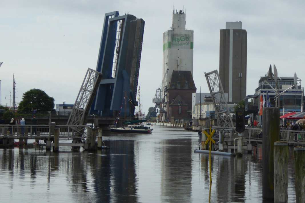 Die Sorgenkinder Husums: Sowohl Eisenbahnbrücke, Straßenbrücke als auch Fußgängerbrücke machen regelmäßig Probleme.