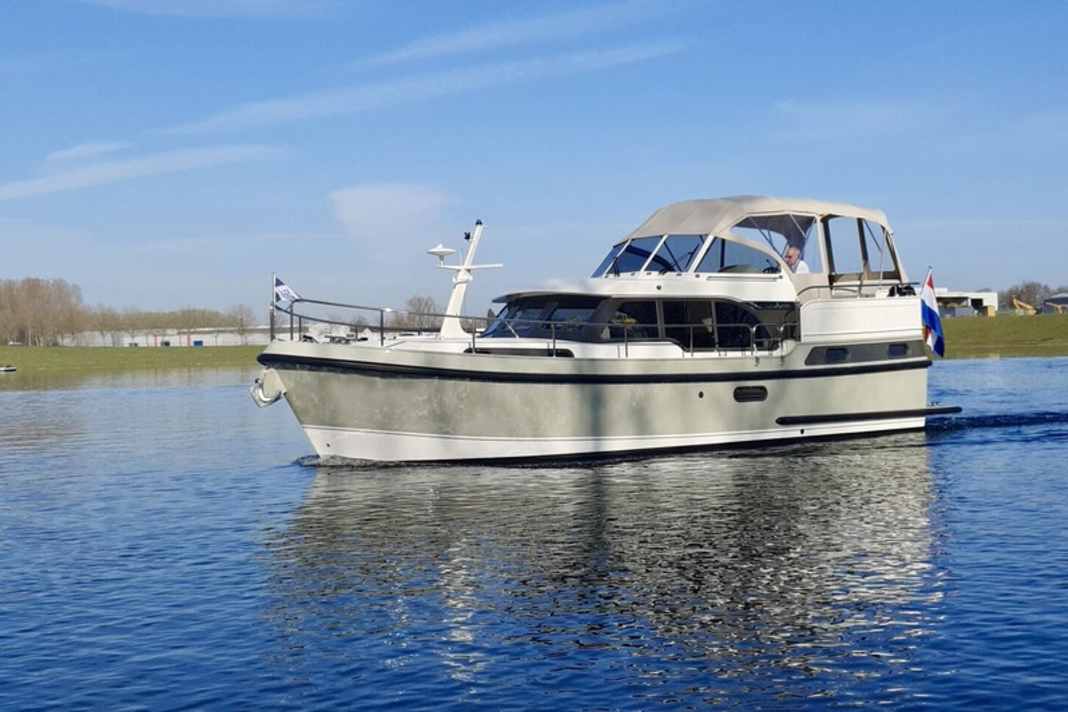 From this spring, Blau Weiss Yachtcharter in Nuremberg will be chartering out a Linssen Grand Sturdy 35 AC