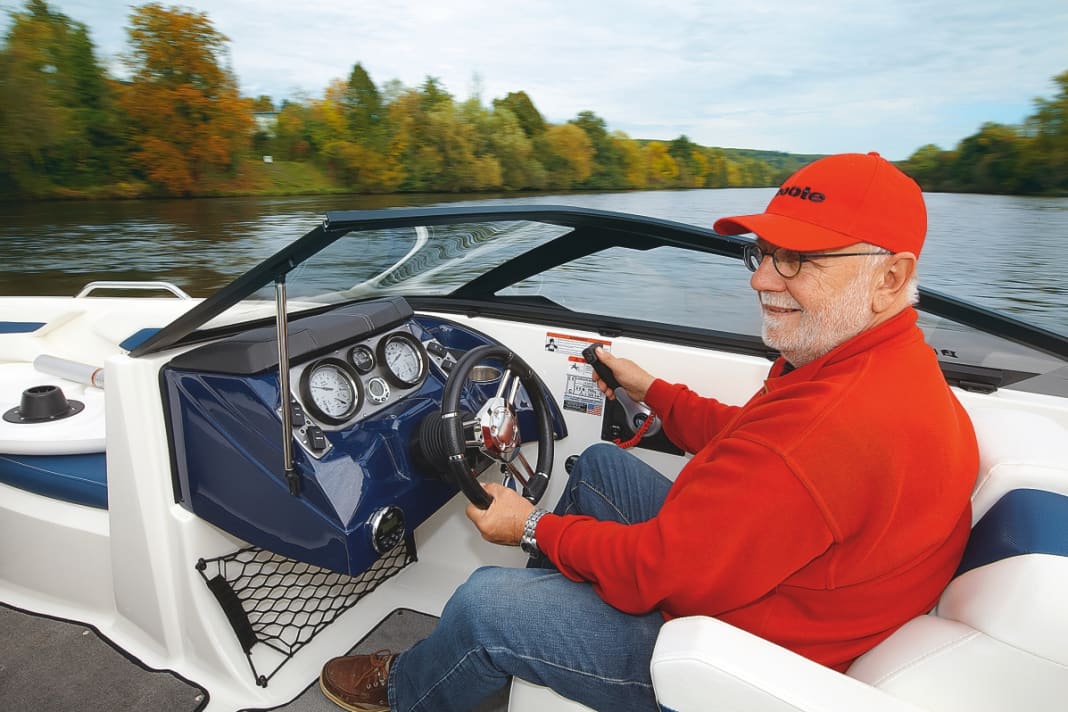 The Larson has everything you need for a lively bowrider. This starts with the powerful drive system, continues with the bathing platform
	with a long ladder, then into the cockpit with a comfortable seat/lounger combination and "pilot's seat", right through to the bow, which offers plenty of space to relax.