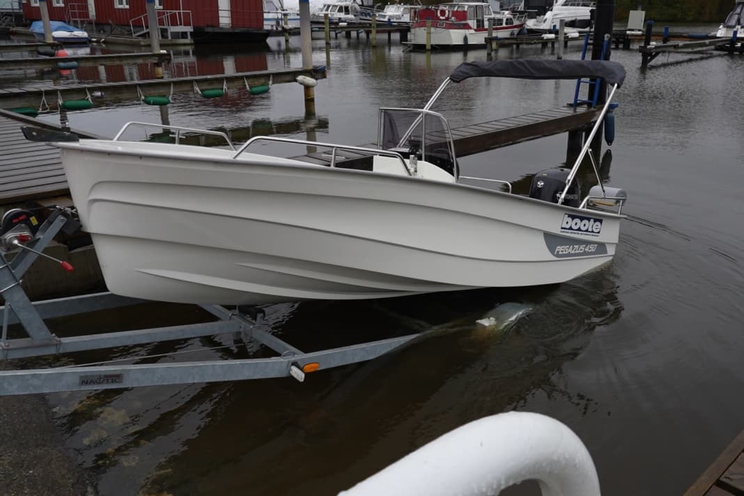 Damit wir unser Antifouling auf die Pegazus 450 anbringen können, lassen wir sie zu Wasser