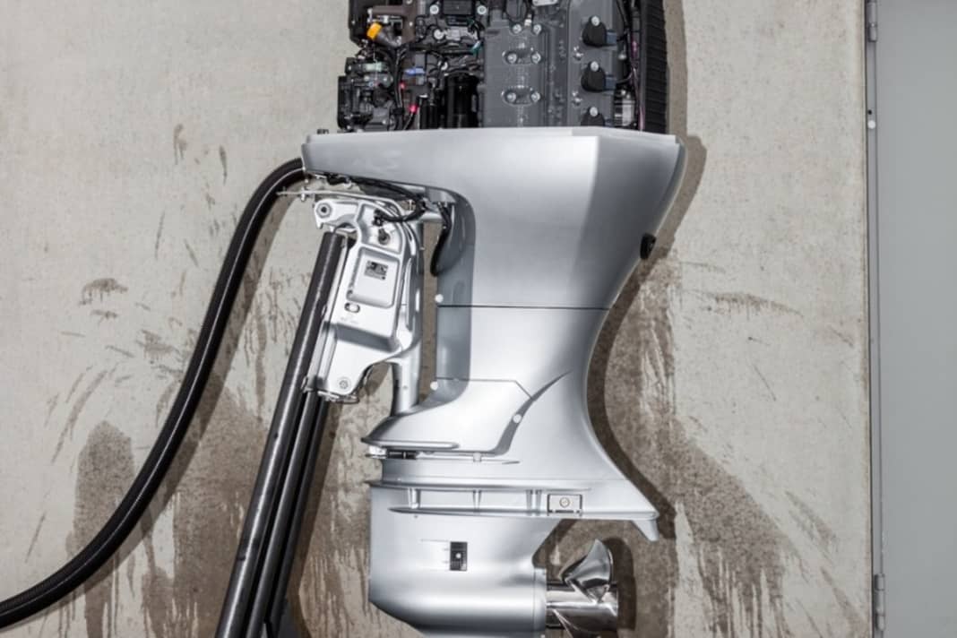 Outboard motor test This year we took a close look at the 200 hp class. This includes engines with small and large displacements, supercharged engines and a two-stroke engine.