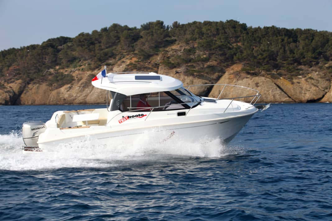 Test of the new Bénéteau Antares 7.80