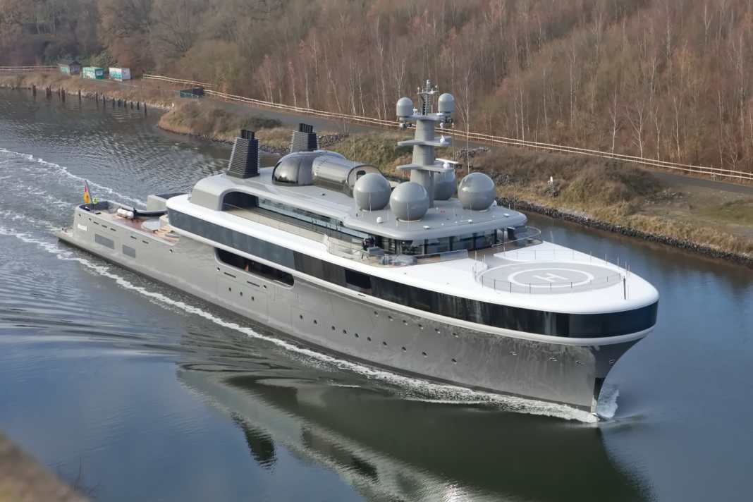 Australian designer Marc Newson created a futuristic explorer with a glass dome as an office. Lürssen built the methanol fuel cell yacht in Schacht-Audorf and has now sent it on its first sea trials. It travelled through the NOK to the Kiel Fjord.
