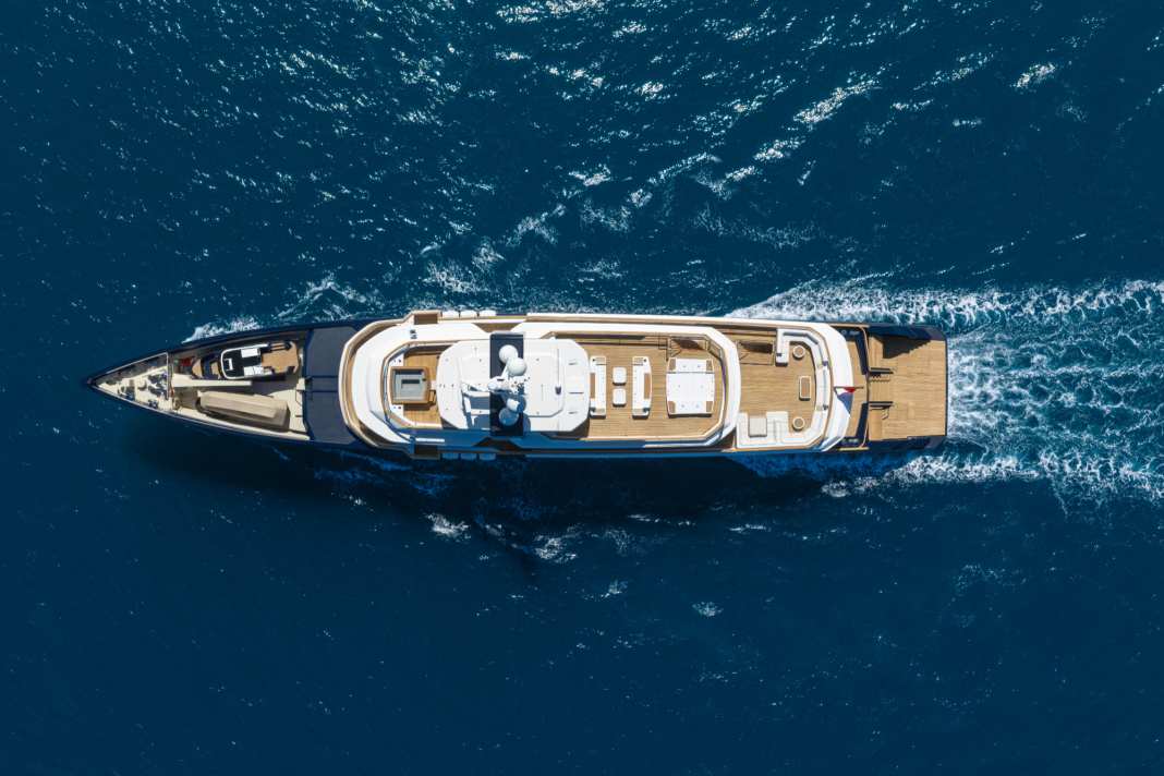 Das geradlinige Exterieur stammt von Vripack Yacht Design. Die Niederländer waren zudem an der vorläufigen Konstruktion und an der Ausarbeitung des Layouts beteiligt.