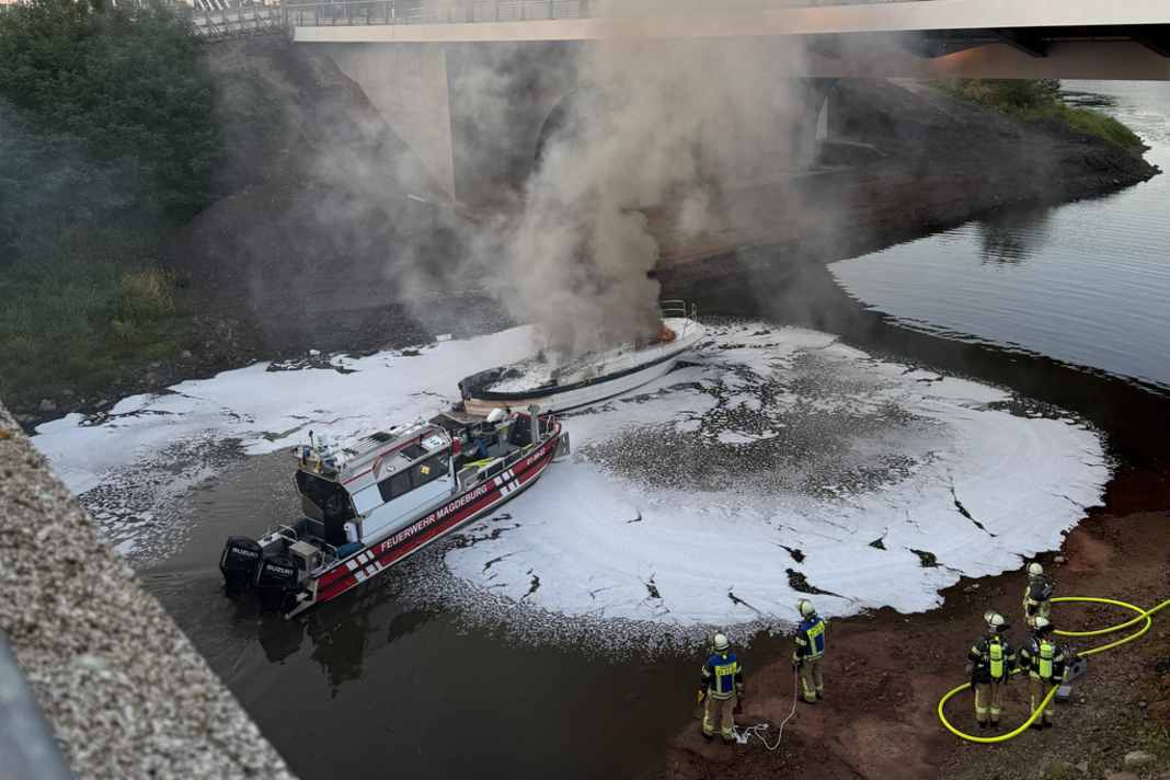 Das dänische Sportboot im Vollbrand.
