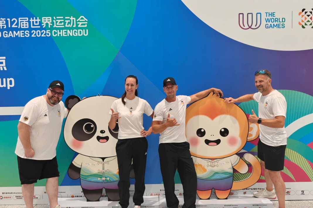 Das Motosurf Team als Teil des Team Deutschland bei den World Games in Chengdu (v. l.): DMYV-Motosurf-Beauftragter Burkhard Meyer zu Allendorf mit den Motosurfern Jennifer Beckmann und Sebastian Lux und Trainer Fabian Kusche.