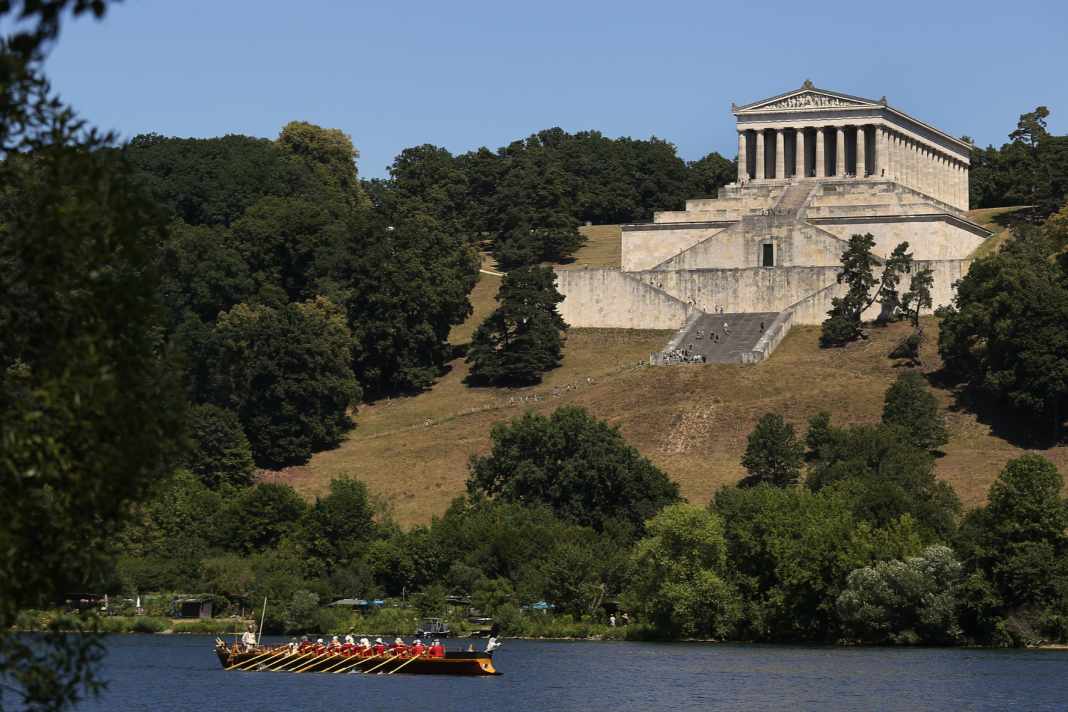 Das nachgebaute römische Patrouillenboot "Fridericiana Alexandrina Navis" fährt auf der Reise ins schwarze Meer vorbei an der Walhalla nahe Regensburg.
