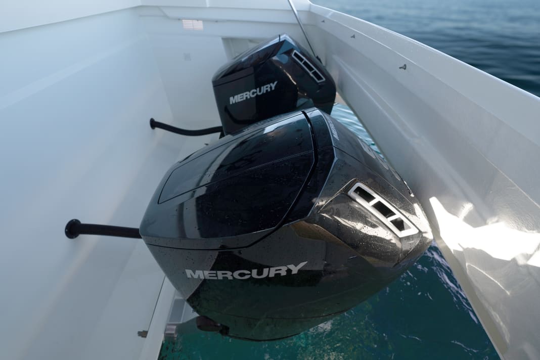 Die zwei Mercury V12 Motoren sind unter der Liegefläche versteckt. Zusammen leisten sie 1200 PS