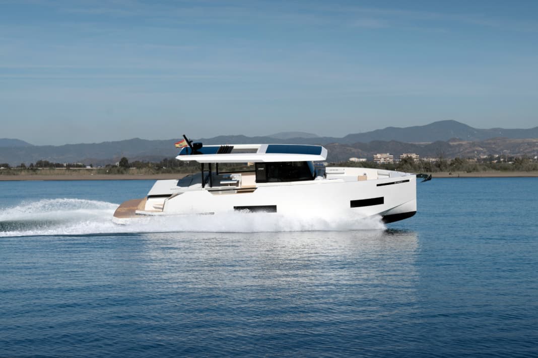 Die neue De Antonio D50 Coupe bei Cruisingspeed von 30 Knoten
