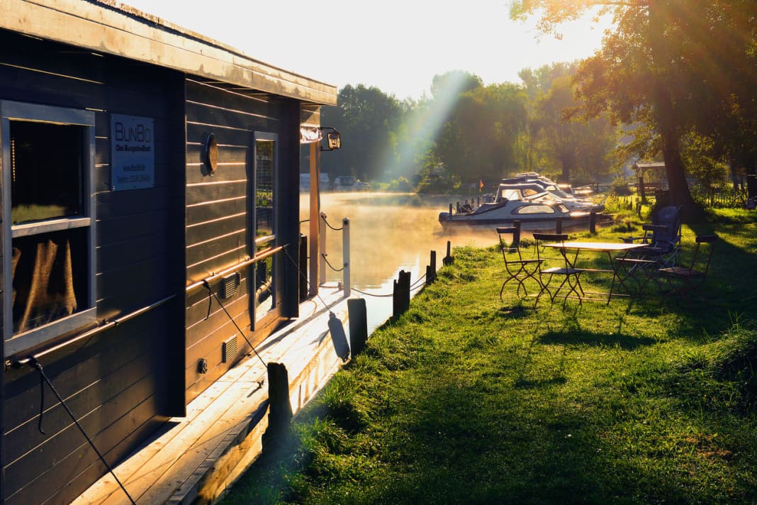 Morgenstimmung am Biergarten von "Kuddels lustiger Stube" in Dolgenbrodt