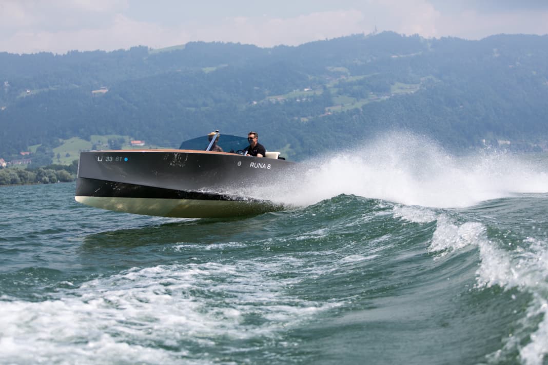 Runa 8: 8,08 m Länge, 1,95 t Verdrängung, 300-PS-V8-Mittelmotor