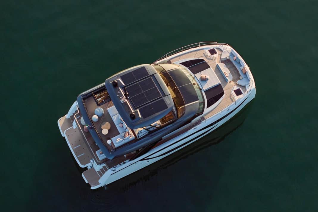 Prestige M8 EVO: Das optionale Silent-Mode-Paket ermöglicht längere Liegezeiten vor Anker ohne laufende Diesel. Solarpaneele und ein optimiertes Energiemanagement sollen den Strombedarf decken.