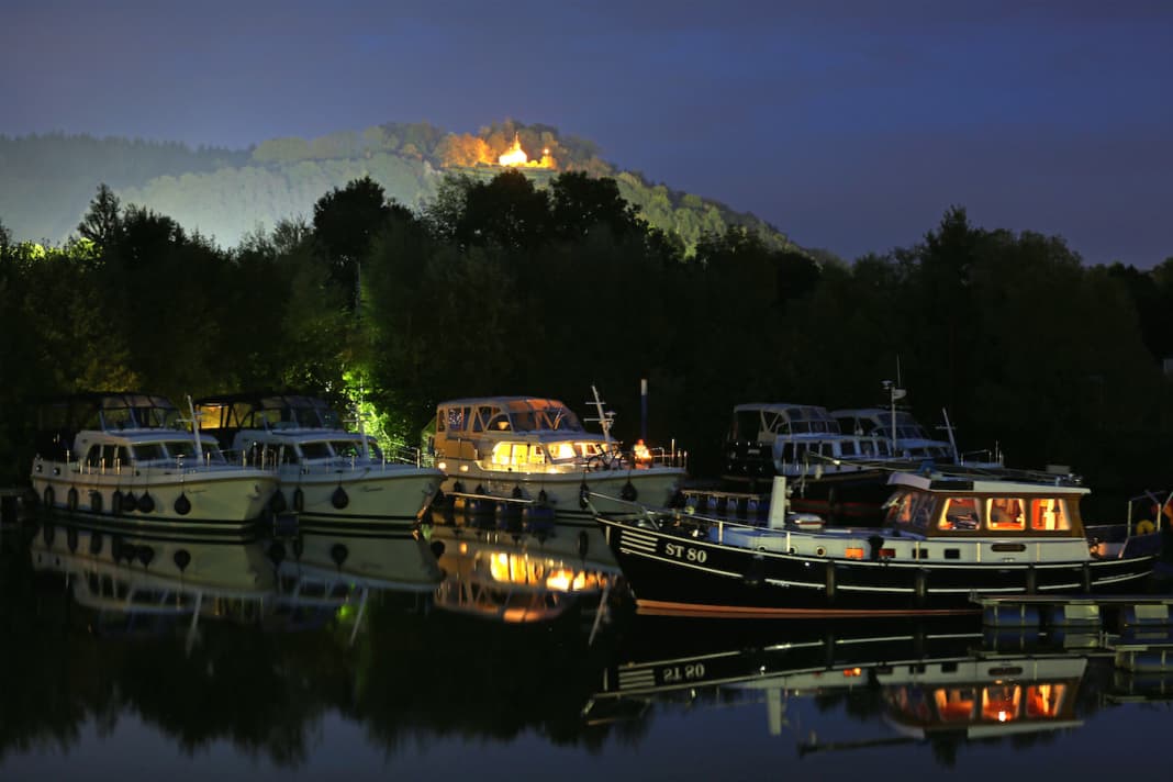 Startpunkt unseres Törns: Der Yachthafen Merzig, Stützpunkt von Yacht Charter Holiday Tours. Im Hintergrund der Kreuzberg mit Kapelle