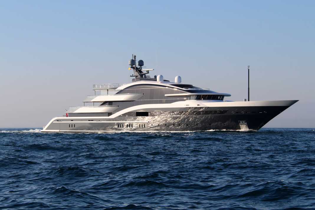 100. DAR: Frischer Wechsel: Anfang 2024 wanderte „Dar“ von Eigner Ziyad Al Manaseer in die Hände des US-Milliardärs Robert Friedland. Die Ocean­co mit Linien von Luiz de Basto zeigt Atrium-Aufbauten mit insgesamt 400 Quadratmeter Außenglasscheiben. Der Yachtname ist ein Akronym, das für die Kinder des Auftraggebers steht. Seit 2023 hat Edmiston die Yacht für zwölf Gäste im Charterkatalog: 1,2 Mio. Euro.