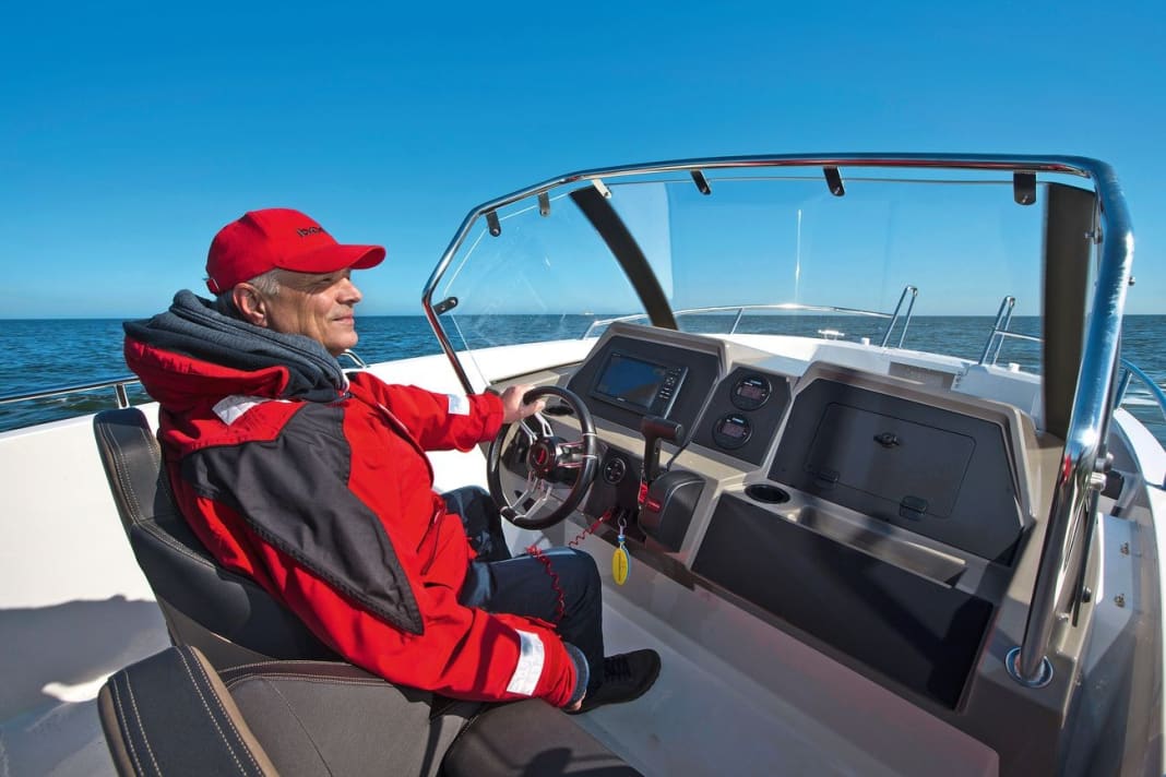 The driver and co-pilot are well protected behind the plexiglass windscreen. The only drawback: the lack of a windscreen wiper makes driving in the rain a blind ride