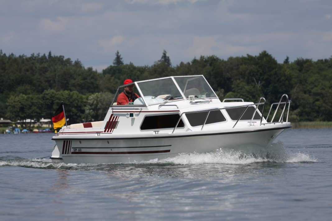 Wasserwandern mit 15-PS-Boot auf der Mecklenburgischen Seenplatte.