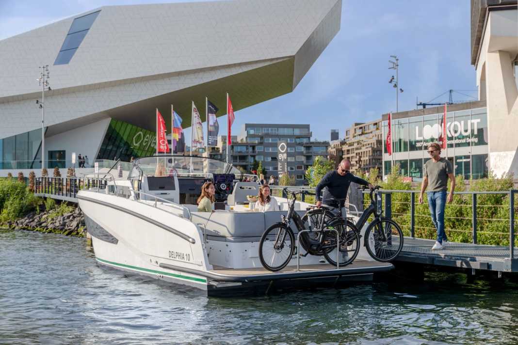 Auf der Badeplattform lassen sich gut Fahrräder transportieren