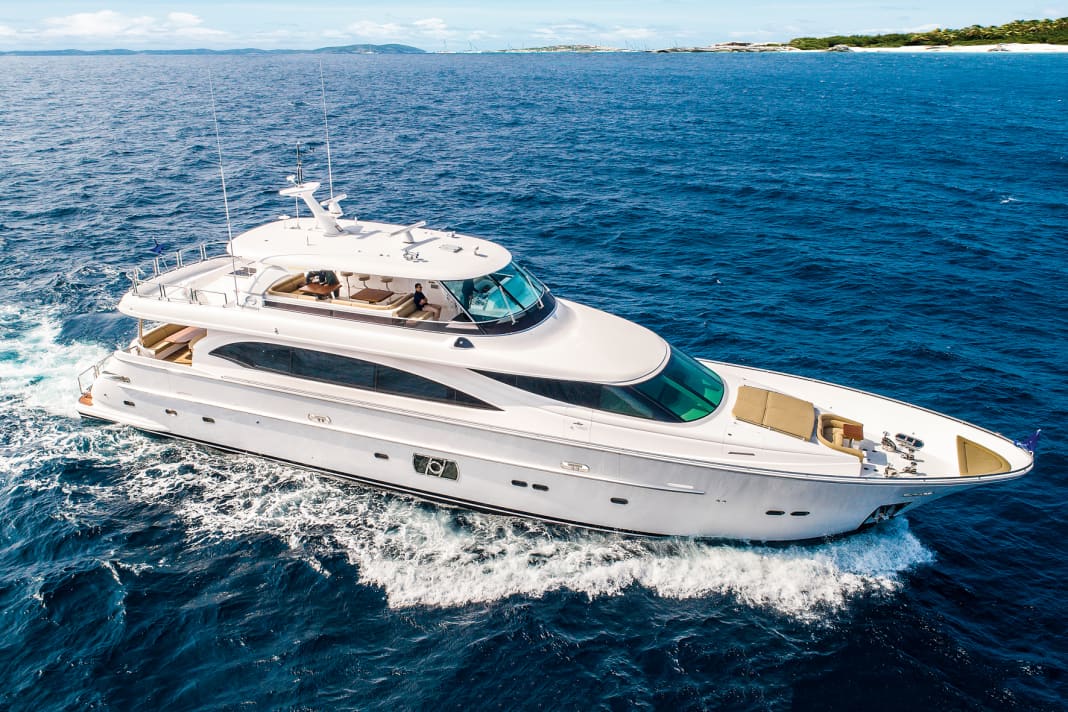 Open pleasure for the Bahamas: the captain steers this 30-metre Horizon E98 exclusively on the bridge deck. The shipyard also offers it with an enclosed skylounge. The speed of around 20 knots is provided by two Cat gensets
