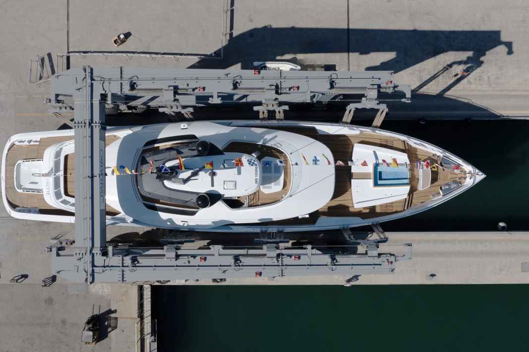 Noch hängen die 43 Meter rüber dem Wasser.